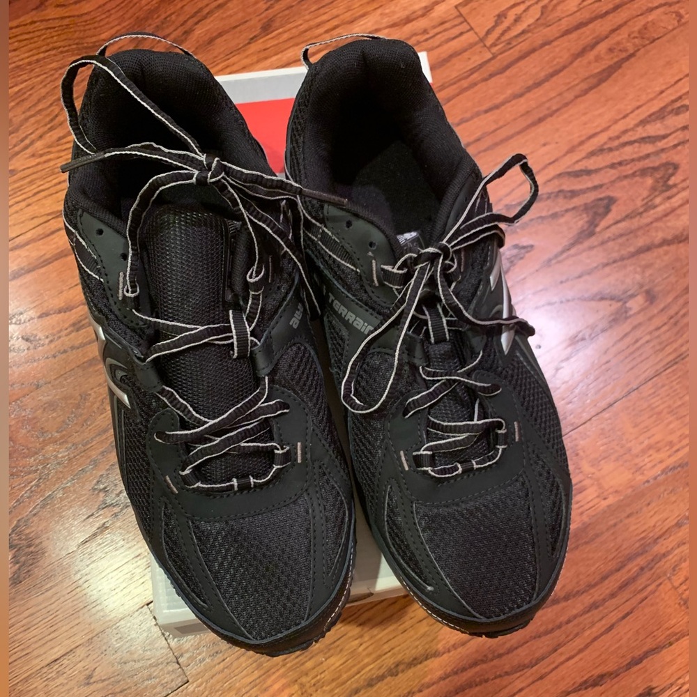 NWT New Balance Men's Black Trail Running Shoes 9 1/2 Wide